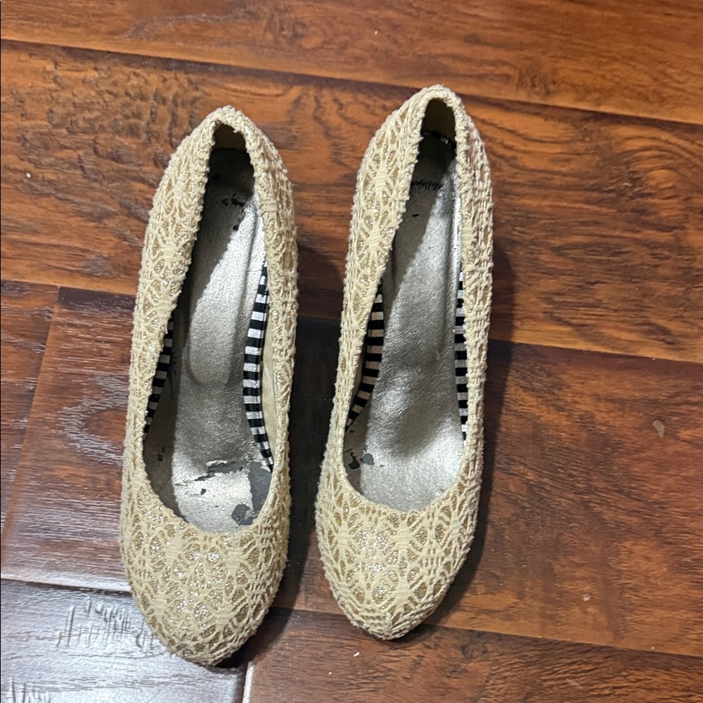 Elegant Cream Lace Women's Shoes
